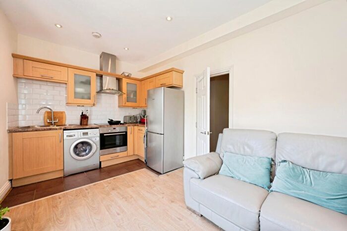 1 Bedroom Flat For Sale In High Street, Esher, Surrey, KT10