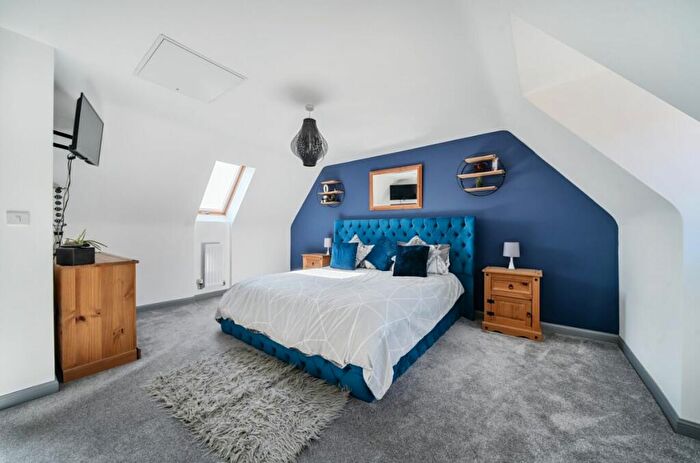 5 Bedroom Detached House For Sale In Cameron Crescent, Bedford, MK40