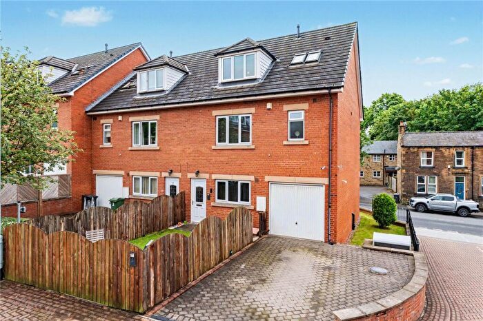 5 Bedroom Town House For Sale In Stubley Farm Mews, Morley, Leeds, West Yorkshire, LS27