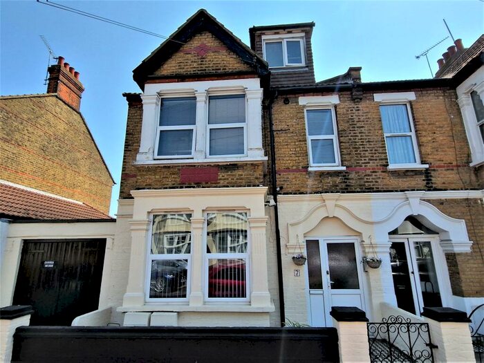 1 Bedroom Flat To Rent In St. Georges Park Avenue, Westcliff On Sea., SS0