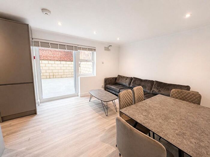 4 Bedroom Duplex To Rent In Brondesbury Road, Kilburn, London, NW6