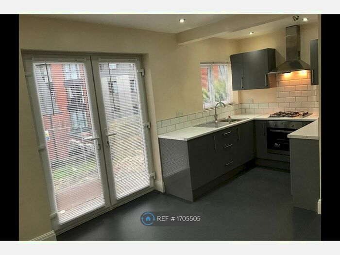 4 Bedroom End Of Terrace House To Rent In Kelso Gardens, Leeds, LS2
