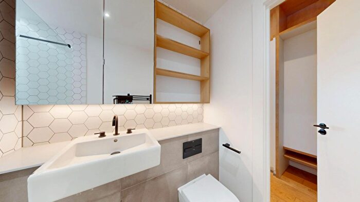 1 Bedroom Flat To Rent In Great West Road, Brentford, TW8