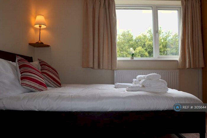 1 Bedroom Flat To Rent In Swans Hope, Loughton, IG10