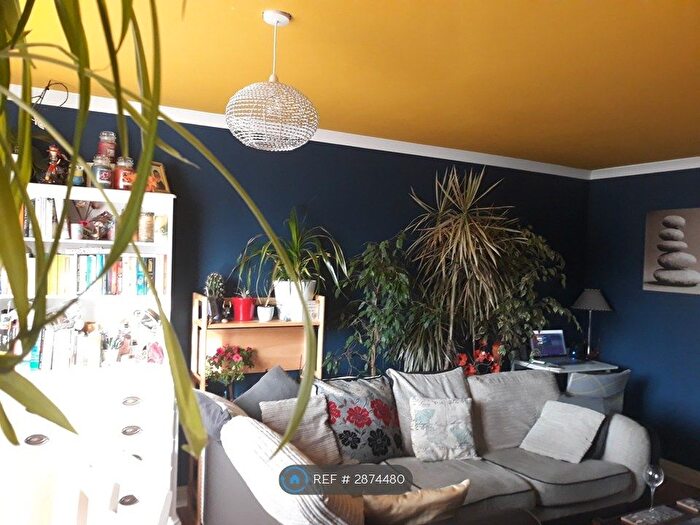 2 Bedroom Flat To Rent In Chenies Court, Hemel Hempstead, HP2