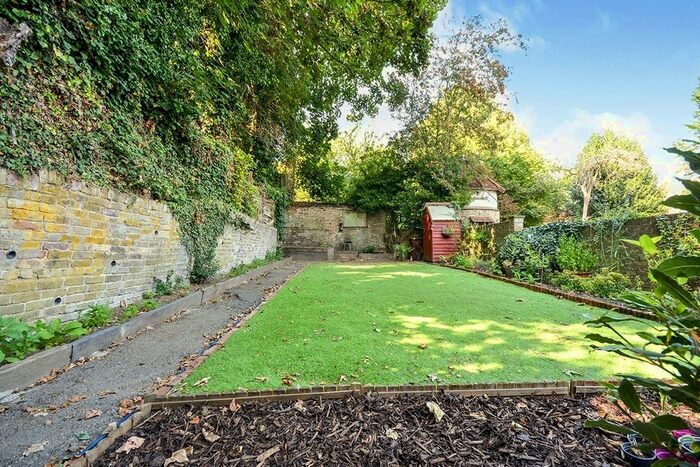 1 Bedroom Flat To Rent In Buckland Hill, Maidstone, Kent, ME16