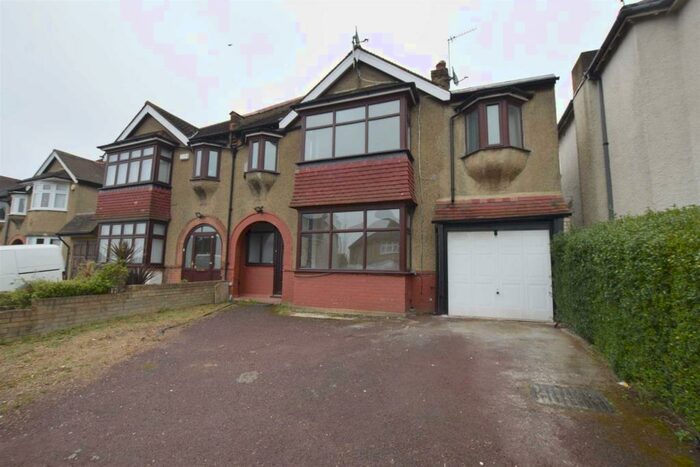 4 Bedroom Semi-Detached House To Rent In Alexandra Grove, North Finchley, N12