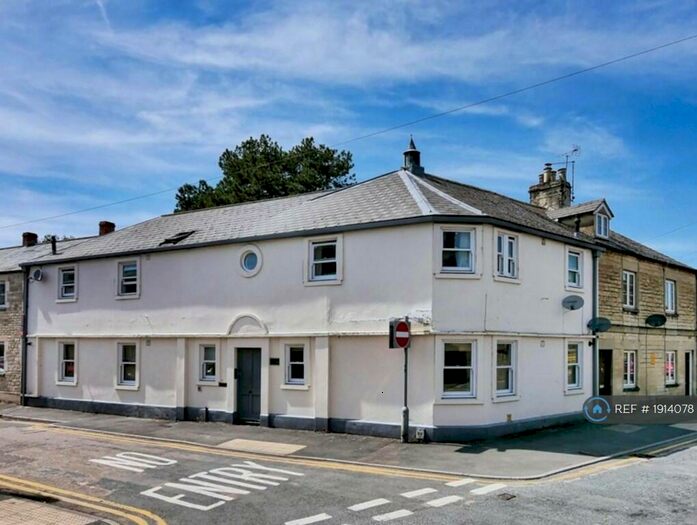 2 Bedroom Flat To Rent In Victoria Court, Cirencester, GL7