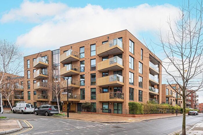 2 Bedroom Flat To Rent In Dobson Walk, Camberwell, London, SE5
