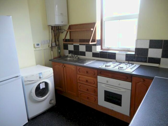 3 Bedroom Flat To Rent In Goldsmith Road, Acton, London, W3