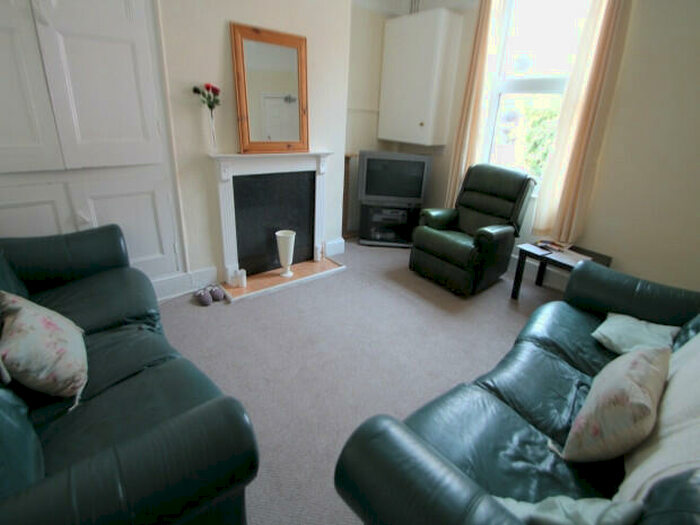5 Bedroom House To Rent In Delph Mount, Leeds, LS6