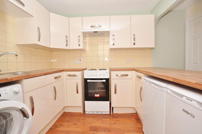 2 Bedroom Flat To Rent In Millstream Close, Hitchin, SG4