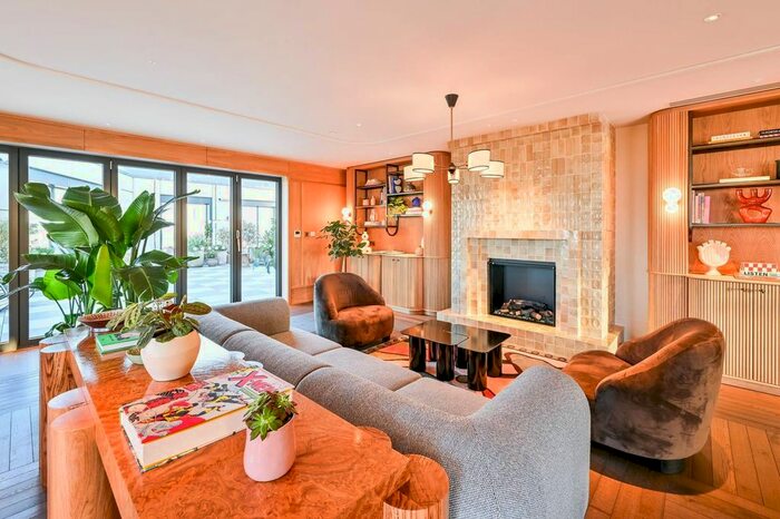 2 Bedroom Flat To Rent In Reed Avenue, Bow, London, E3