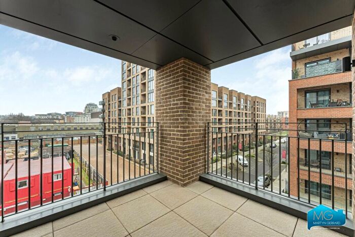 3 Bedroom Apartment For Sale In Lismore Boulevard, Colindale, London, NW9