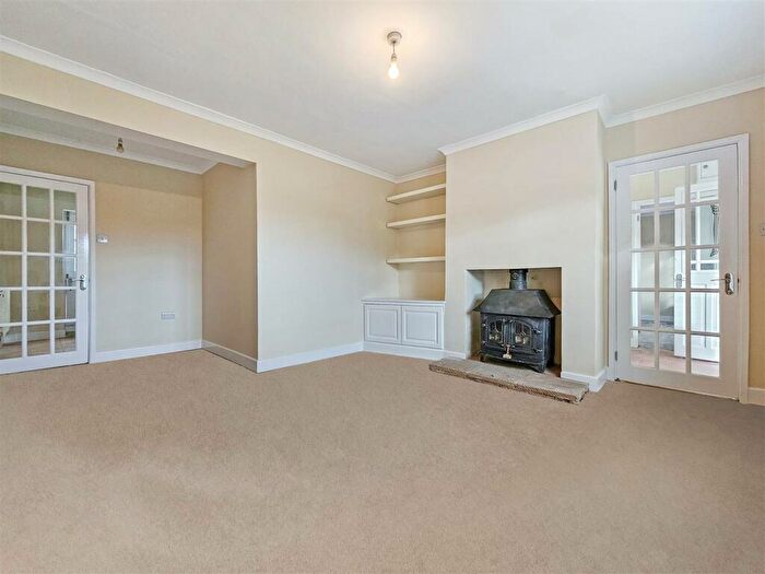 3 Bedroom Detached Bungalow For Sale In Longmoor Avenue, Lowdham, Nottingham, NG14