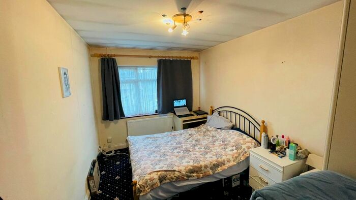Studio To Rent In Kingsbury Road, London/ Kingsbury NW9