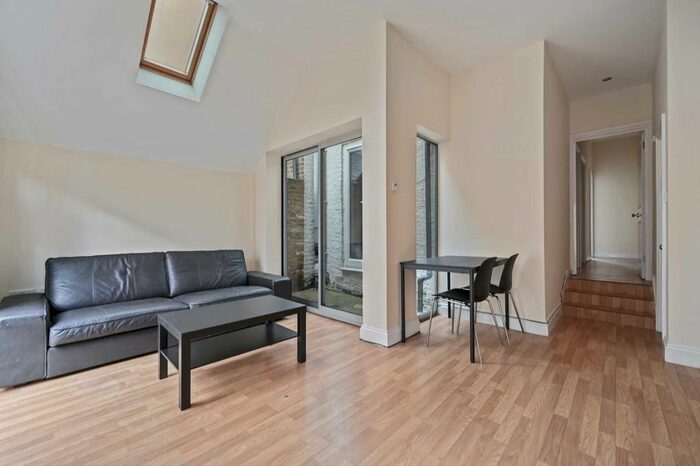 2 Bedroom Flat To Rent In Hetley Road, Shepherds Bush, London, W12