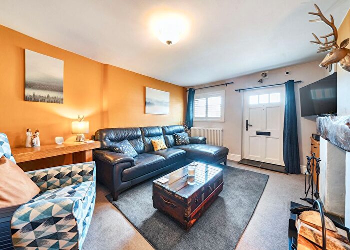 2 Bedroom Cottage For Sale In Buckingham Road, Gawcott, MK18