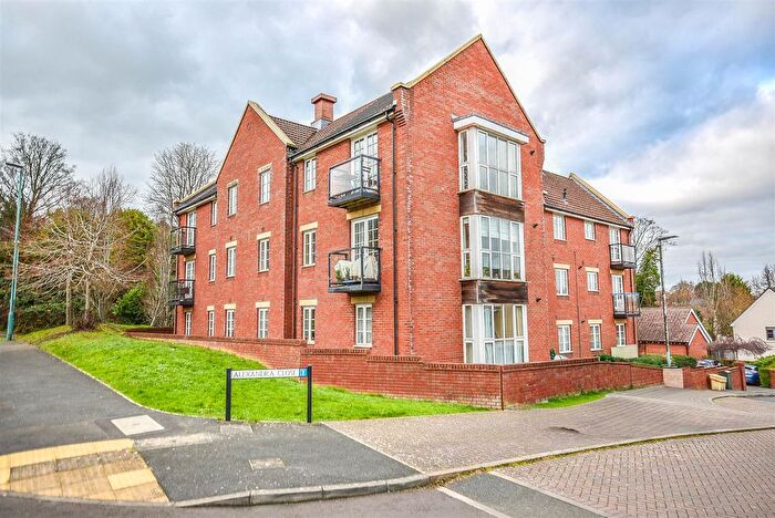 2 Bedroom Flat For Sale In Alexandra Close, Dursley, GL11