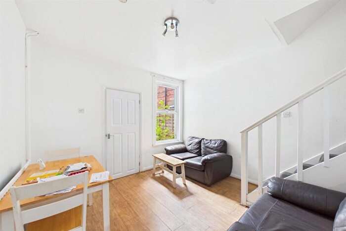 4 Bedroom Terraced House For Sale In King Edward Road, Hillfields, Coventry, CV1 - Photo 2