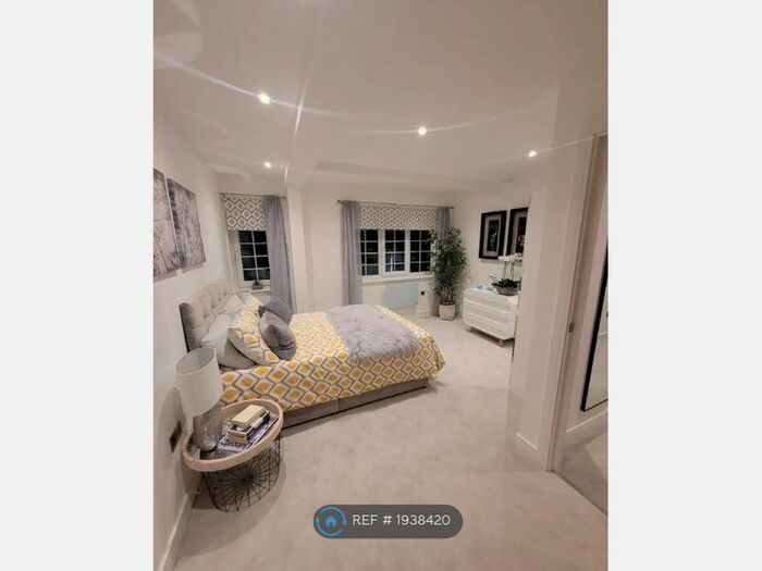 2 Bedroom Flat To Rent In Seren House, Strood, Rochester, ME2