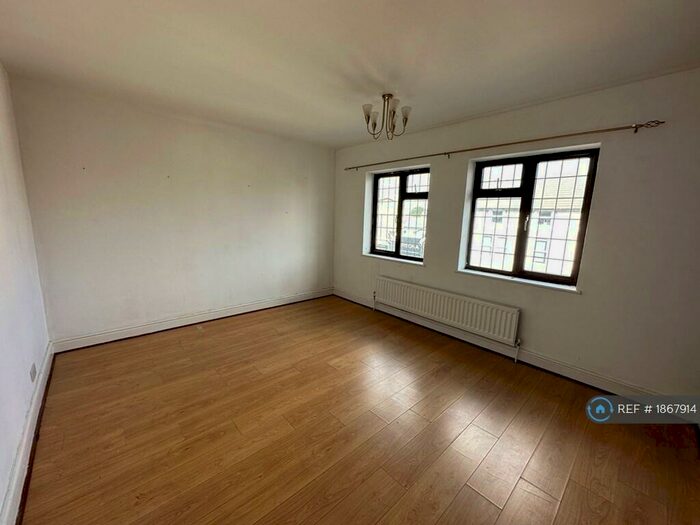 3 Bedroom Flat To Rent In Broadway, Bexleyheath, DA6