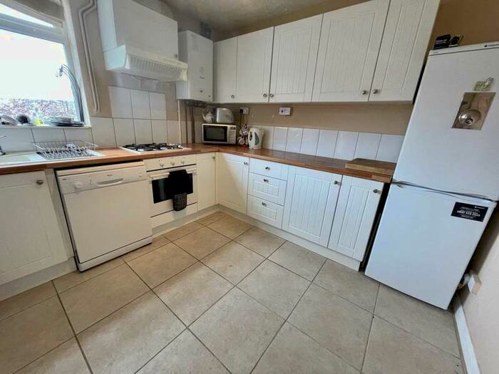 3 Bedroom Maisonette Flat To Rent In Woodfield Lane, Ashtead, KT21