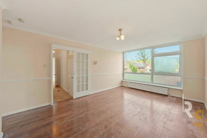 3 Bedroom Flat To Rent In Markfield Gardens, North Chingford, E4