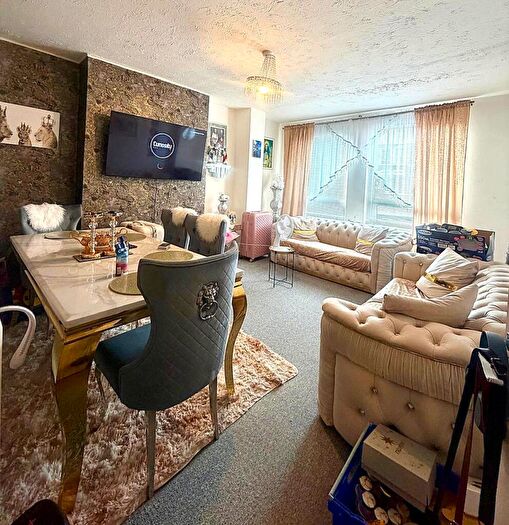 2 Bedroom Flat To Rent In Flat Ground Floor, Penarth Road, Grangetown, Cardiff, CF11