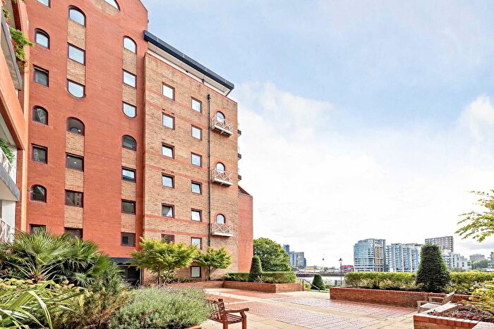 2 Bedroom Flat To Rent In William Morris Way, London, SW6