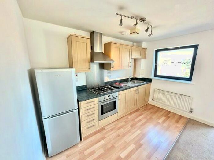 Flat To Rent In Fern Court, Romford, RM7