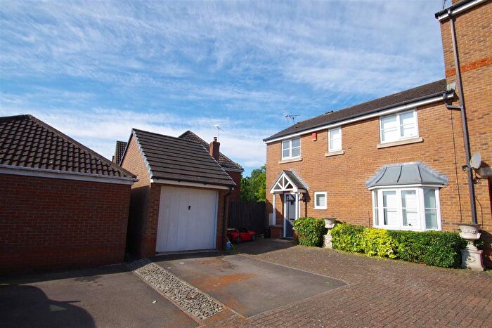 3 Bedroom End Of Terrace House For Sale In Queen Elizabeth Drive, Taw Hill, Swindon, SN25