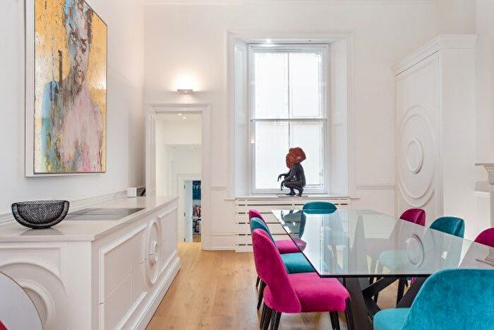 3 Bedroom Flat To Rent In Palace Gate, London, W8