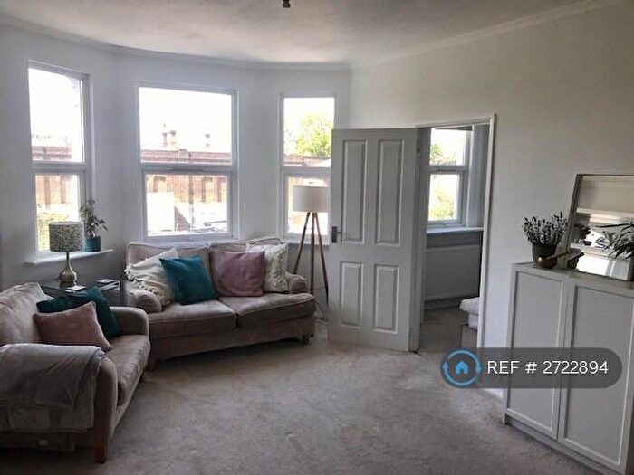 2 Bedroom Flat To Rent In Avenue Park Road, London, SE27