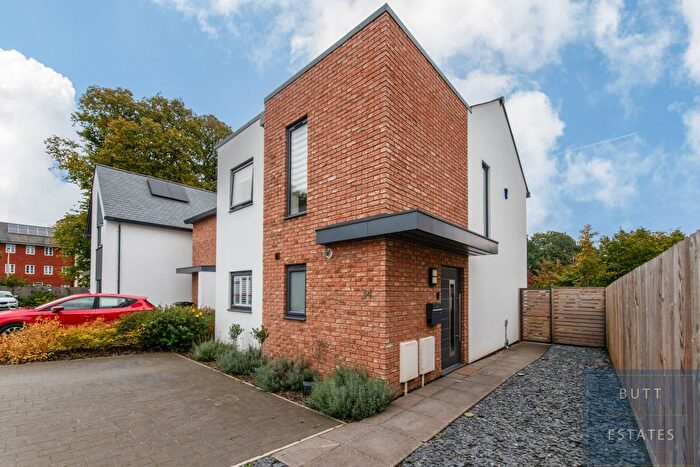 3 Bedroom Semi-Detached House For Sale In The Green, Exeter, EX2