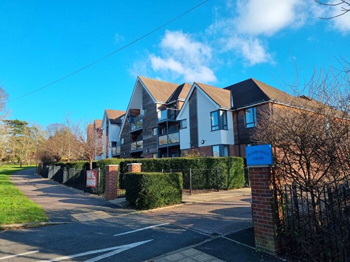 2 Bedroom Flat To Rent In Darkes Lane, Potters Bar, EN6