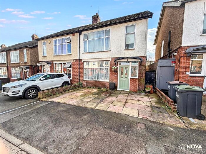 3 Bedroom Semi-Detached House For Sale In Seymour Road, Luton, LU1