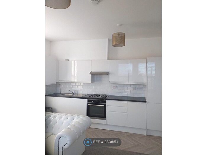 2 Bedroom Flat To Rent In Downs Road, London, E5