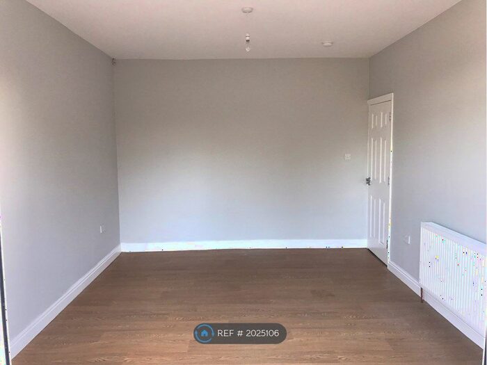 5 Bedroom Semi-Detached House To Rent In Greencroft Road, Hounslow, TW5