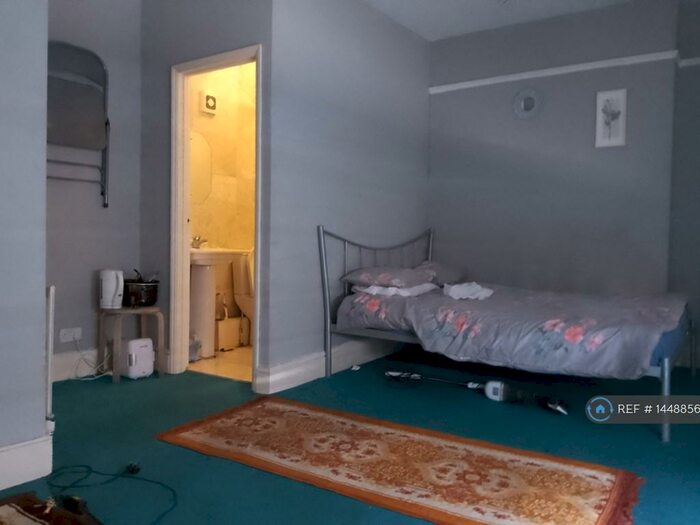 Studio To Rent In Kingsland Road, London, E8