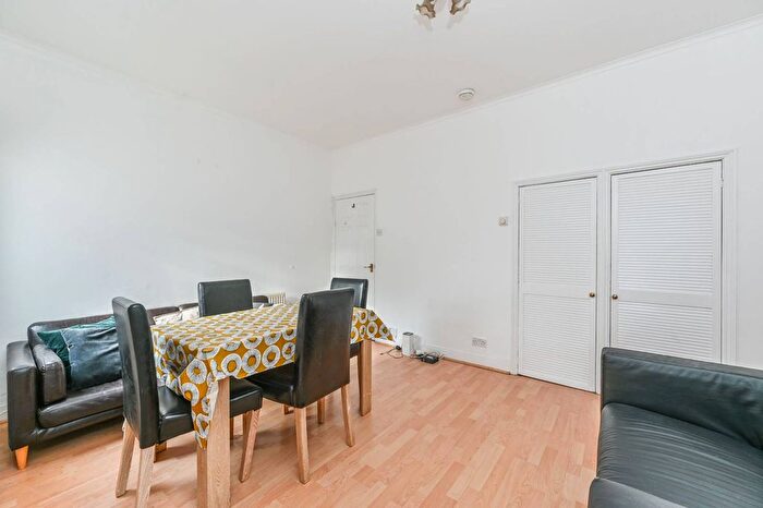 3 Bedroom Flat To Rent In Kenlor Road, Tooting Broadway, London, SW17