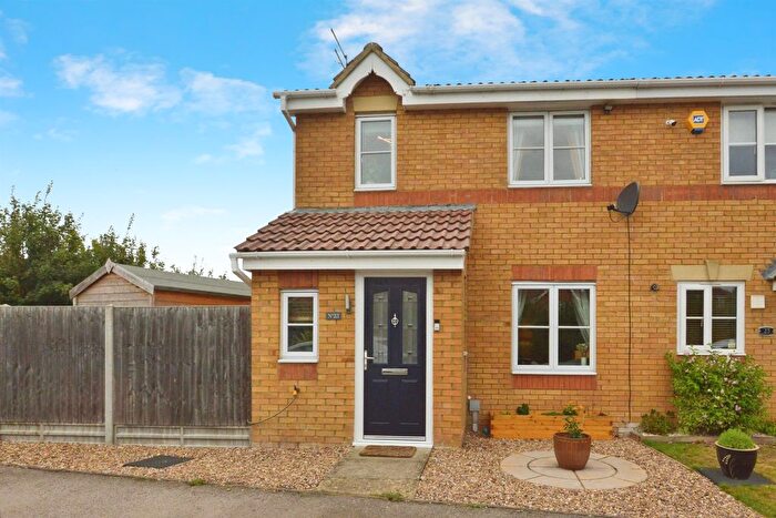 3 Bedroom End Of Terrace House For Sale In Moors Close, Deanshanger, Milton Keynes, MK19