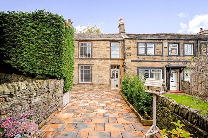 3 Bedroom End Of Terrace House For Sale In Cowrakes Road, Huddersfield, HD3