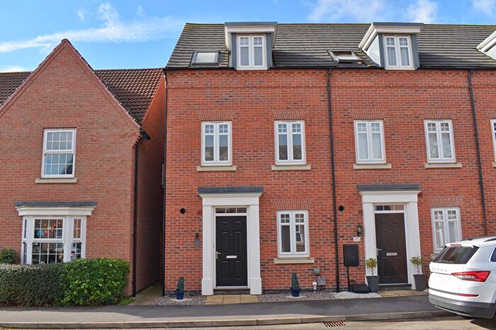 3 Bedroom Terraced House For Sale In Hunters Road, Fernwood, NG24