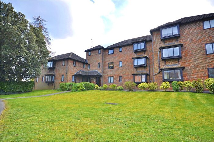 2 Bedroom Flat To Rent In Holm Court, Twycross Road, Godalming, Surrey, GU7