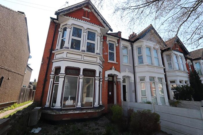 2 Bedroom Flat To Rent In Wimborne Road, Southend-On-Sea, SS2