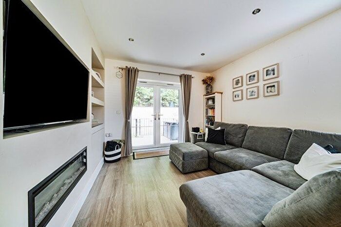 2 Bedroom Flat For Sale In Watermint Place, Bracknell, Berkshire, RG12
