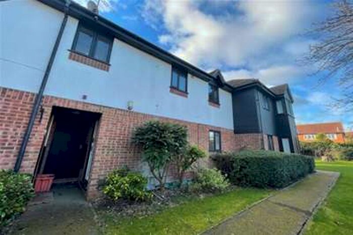 1 Bedroom Flat To Rent In Copperfields, Laindon, Basildon, SS15