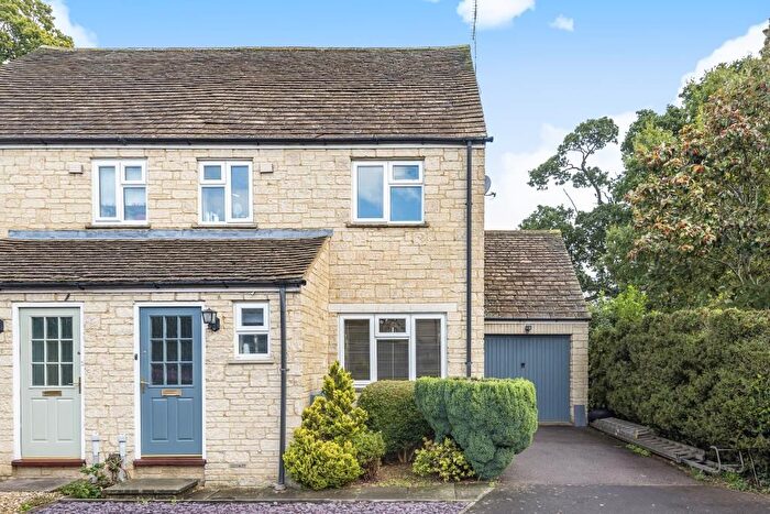 3 Bedroom Semi-Detached House To Rent In Eton Close, Witney, OX28