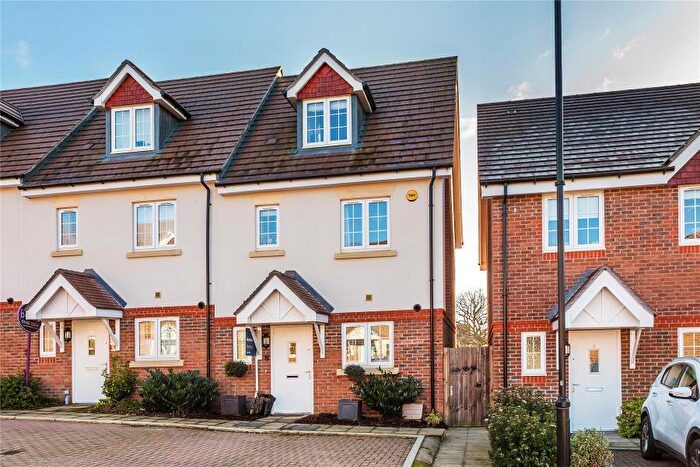 4 Bedroom End Of Terrace House To Rent In Knaphill, Surrey, GU21